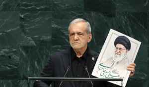 الرئيس الإيراني يهاجم أمريكا من الأمم المتحدة ويرفع صورة خامنئي