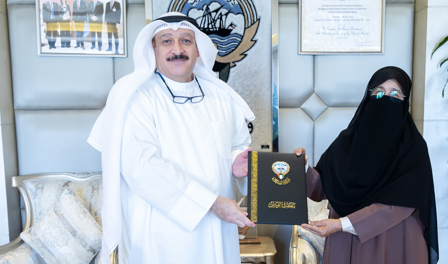 وزير الصحة يكرم الدكتورة إيمان العنيزي بمناسبة تقاعدها بعد 45 عاماً من العطاء