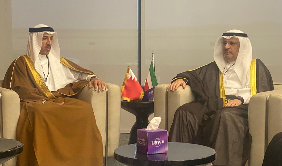 العمر يبحث مع وزير المواصلات والاتصالات البحريني تعزيز التعاون الثنائي العمر يبحث مع وزير المواصلات والاتصالات البحريني تعزيز التعاون الثنائي