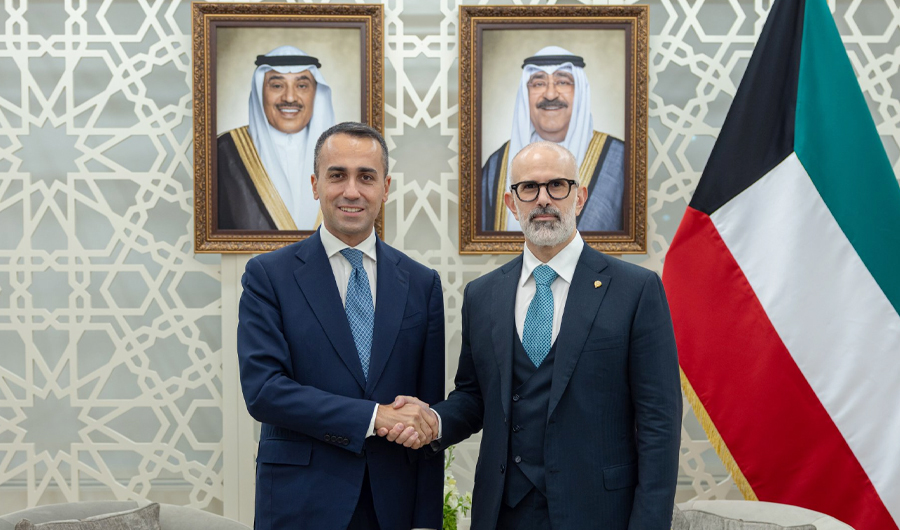 وزير الخارجية يستعرض مع مبعوث الاتحاد الأوروبي لمنطقة الخليج آخر المستجدات