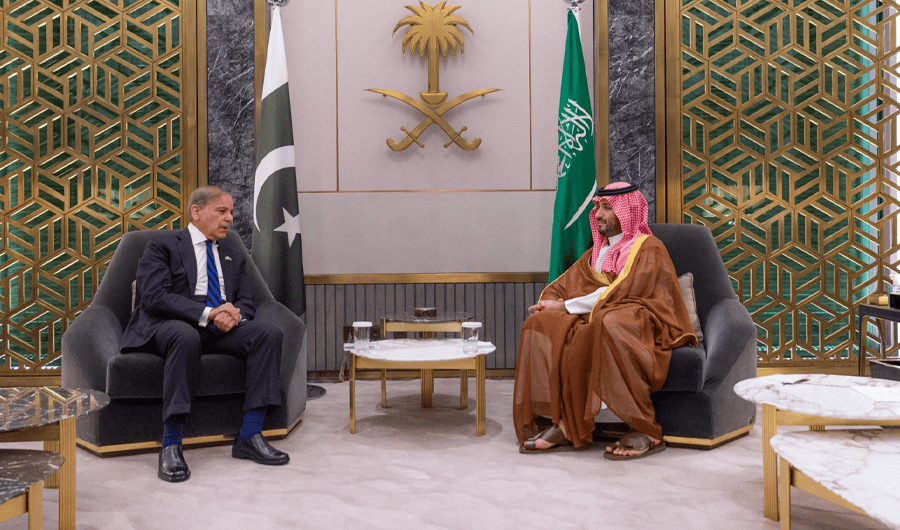 رئيس الوزراء الباكستاني يدين اعتداءات ميليشيات الحوثي على السعودية رئيس الوزراء الباكستاني يدين اعتداءات ميليشيات الحوثي على السعودية