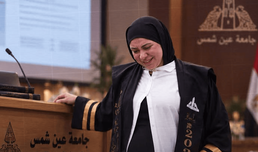 باحثة مصرية تناقش الماجستير.. رغم آلام المخاض وحملها بـ3 توائم