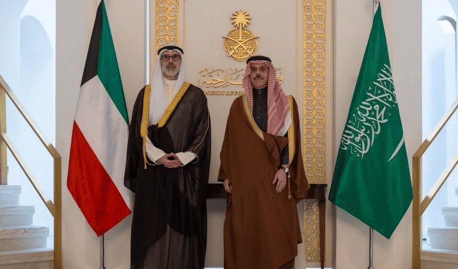 وزير الخارجية يبحث «هاتفياً» مع نظيره السعودي آخر التطورات الإقليمية وزير الخارجية يبحث «هاتفياً» مع نظيره السعودي آخر التطورات الإقليمية