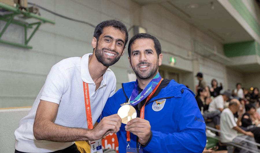 البطل عبدالله شعبان يقلّد رئيس وفد الكويت الشيخ فهد الناصر.. ميداليته الذهبية