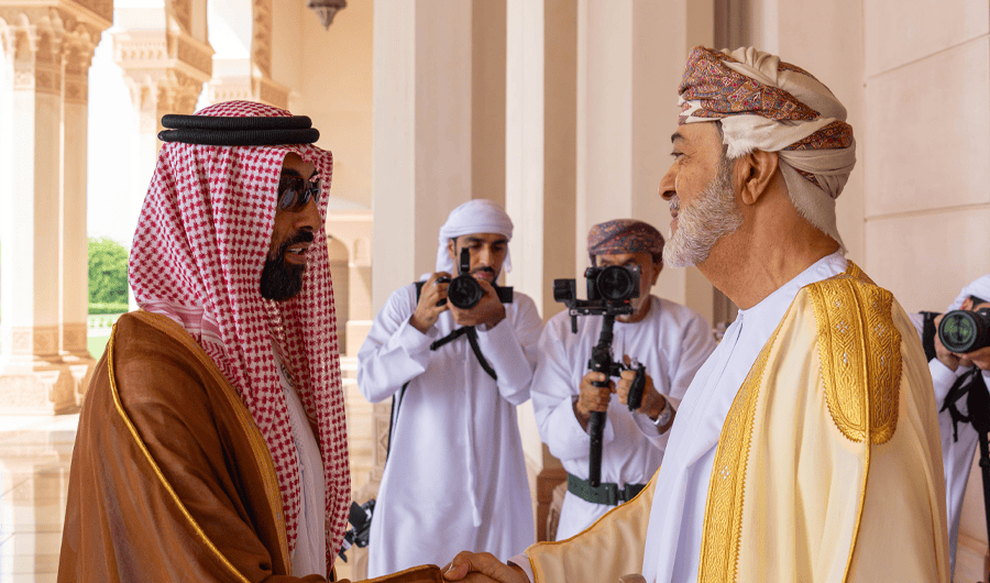 سلطان عُمان وطحنون بن زايد يبحثان خفض التوترات عبر الطرق الدبلوماسية
