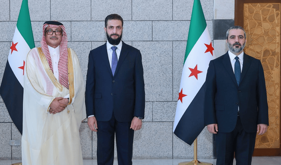 سفير السعودية في سوريا يقدّم أوراق اعتماده إلى الرئيس الشرع