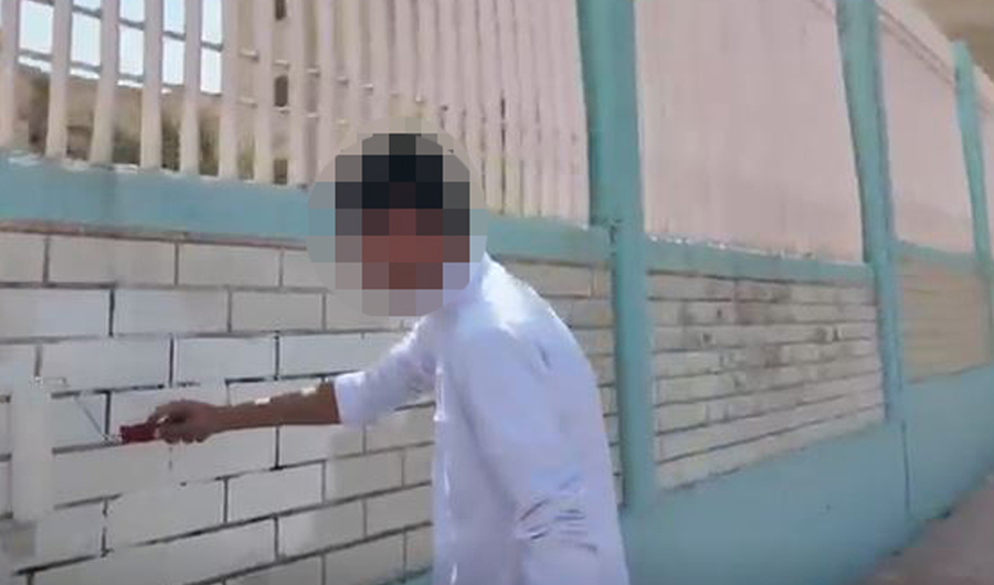 بتوجيهات الشيخ فهد اليوسف.. الداخلية تضبط شخصاً كتب على جدار مدرسة