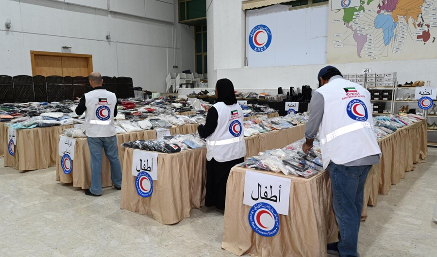 &laquo;الهلال الأحمر&raquo; توزع ملابس ومواد غذائية على 300 أسرة متعففة داخل البلاد