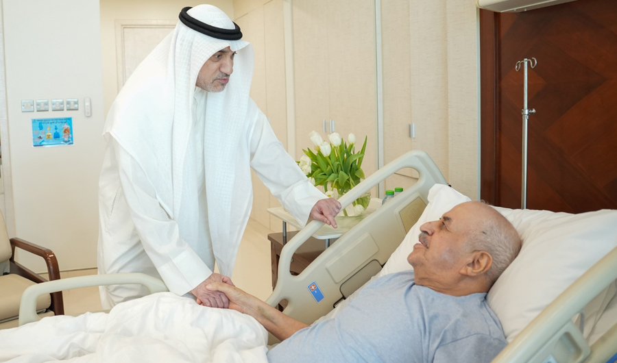 النائب الأول ووزير الداخلية يزور الفريق المتقاعد عبدالله الفارس للاطمئنان على صحته