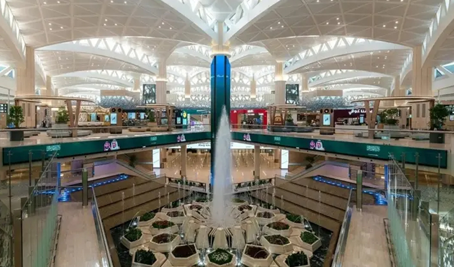 السعودية: 3 وفيات و36 إصابة في اعتداءين على مطاري أبها والملك خالد