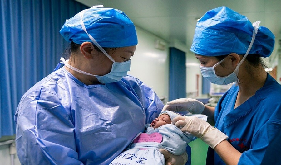 امرأة صينية تضع مولودها في 60 من العمر امرأة صينية تضع مولودها في 60 من العمر
