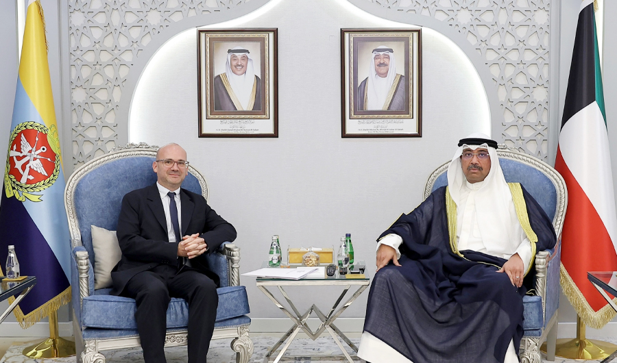 وزير الدفاع يبحث مع السفير الفرنسي تعزيز التعاون العسكري بين البلدين