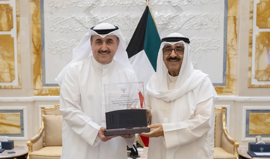 سمو الأمير يتسلّم التقرير السنوي لديوان المحاسبة من رئيس الديوان سمو الأمير يتسلّم التقرير السنوي لديوان المحاسبة من رئيس الديوان