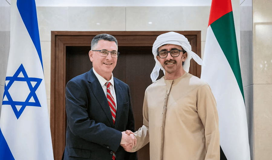 وزير الخارجية الإماراتي يطمئن على سلامة ركاب طائرة &laquo;فلاي دبي&raquo;