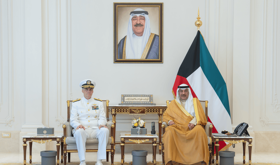 سمو ولي العهد يستقبل نائب الأدميرال قائد القيادة المركزية للقوات البحرية الأمريكية