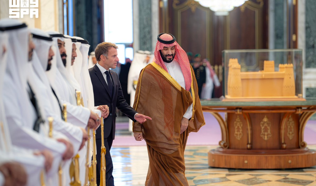 ولي العهد السعودي يستقبل الرئيس الفرنسي في العاصمة الرياض