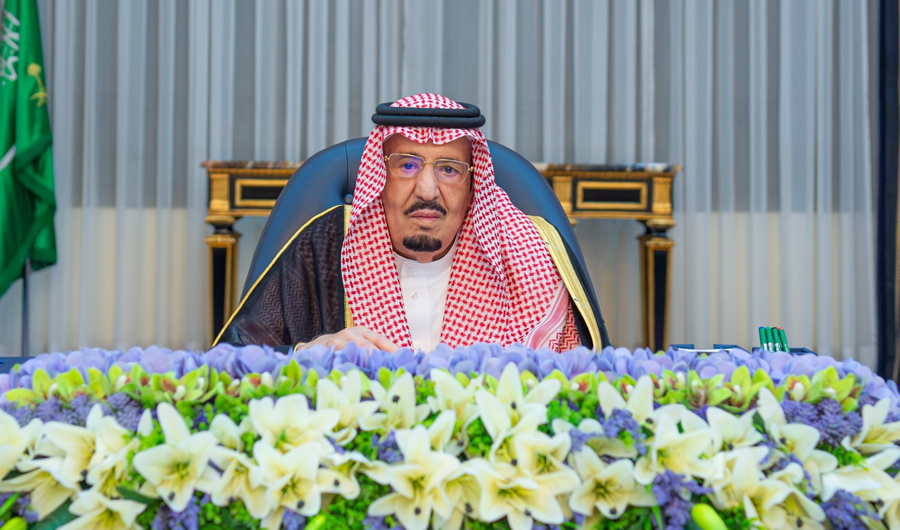 خادم الحرمين يوجّه بزيادة بدل شهري للموظفين والمتقاعدين.. بـ500 ريال