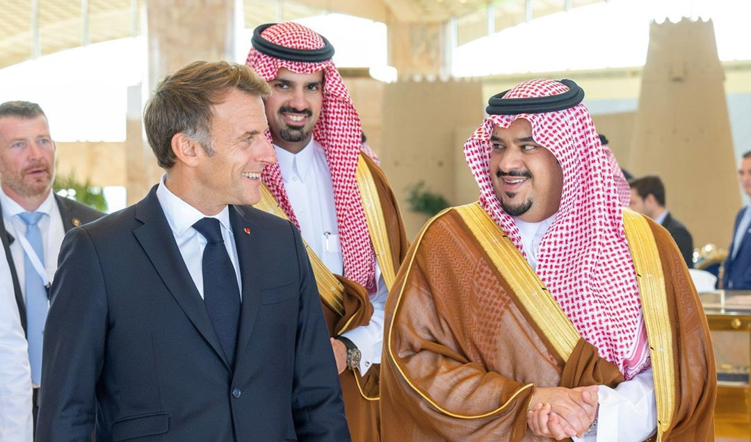 الرئيس الفرنسي يصل إلى الرياض