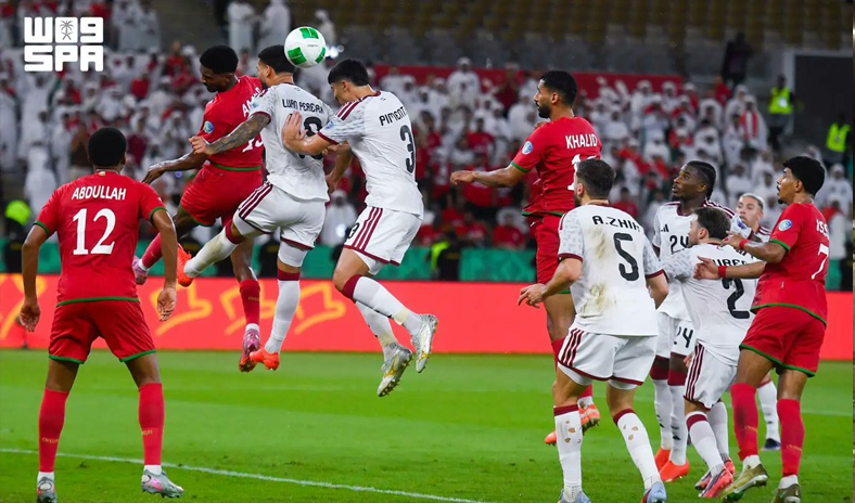 منتخب الإمارات يتأهل لمواجهة السعودية في نهائي خليجي 27 بعد فوزه على عُمان 1 – 0 في نصف النهائي منتخب الإمارات يتأهل لمواجهة السعودية في نهائي خليجي 27 بعد فوزه على عُمان 1 – 0 في نصف النهائي