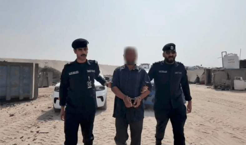 كبس مركبة وإبعاد قائدها لإلقائه مخلفات تتسبب في قذارة الطريق بالجابرية