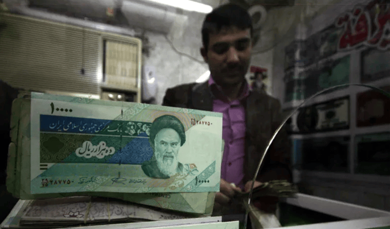 الريال الإيراني يهوي إلى مستوى قياسي.. الدولار يتجاوز 2.7 مليون ريال