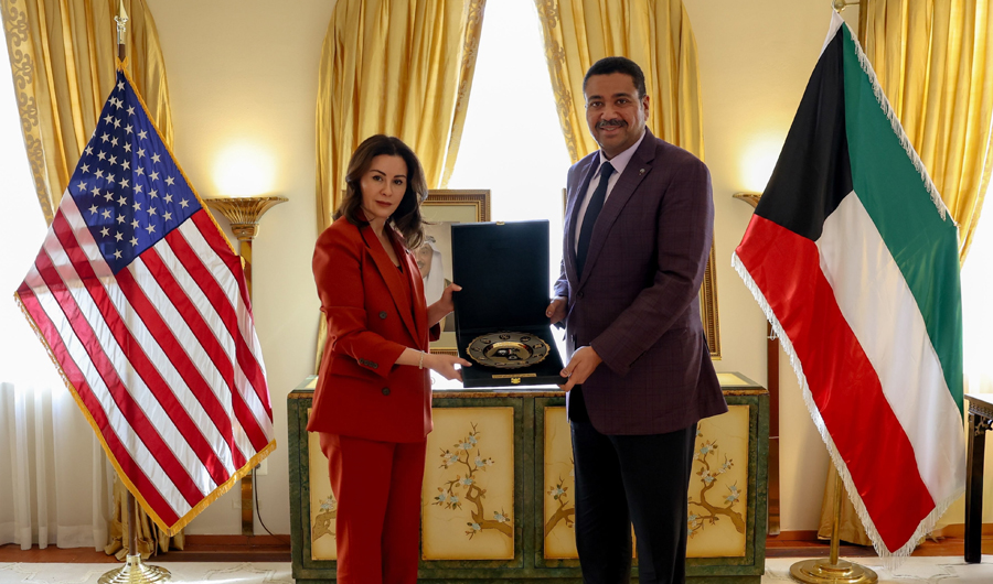 وزير الدفاع يلتقي سفيرتنا في العاصمة واشنطن