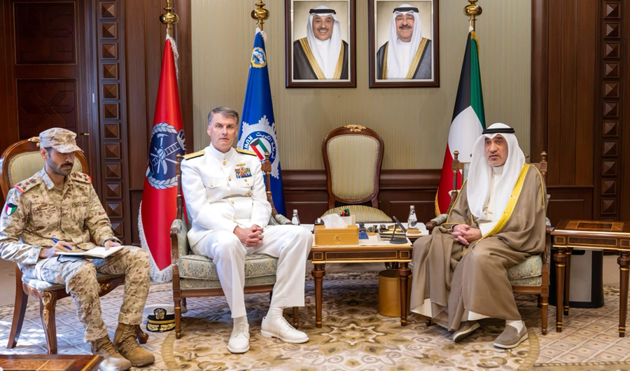 النائب الأول يبحث مع قائد الأسطول الخامس الأمريكي تعزيز التعاون المشترك
