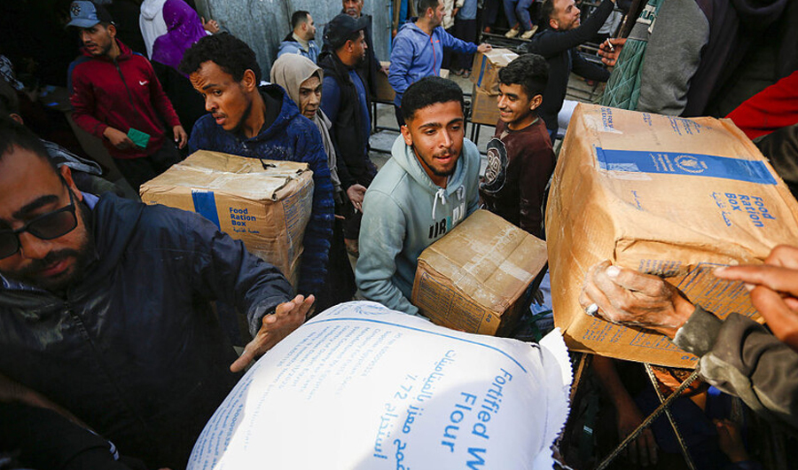 «الأغذية العالمي» يخفض مساعداته بغزة لنقص التمويل ويحرم 500 ألف شخص «الأغذية العالمي» يخفض مساعداته بغزة لنقص التمويل ويحرم 500 ألف شخص