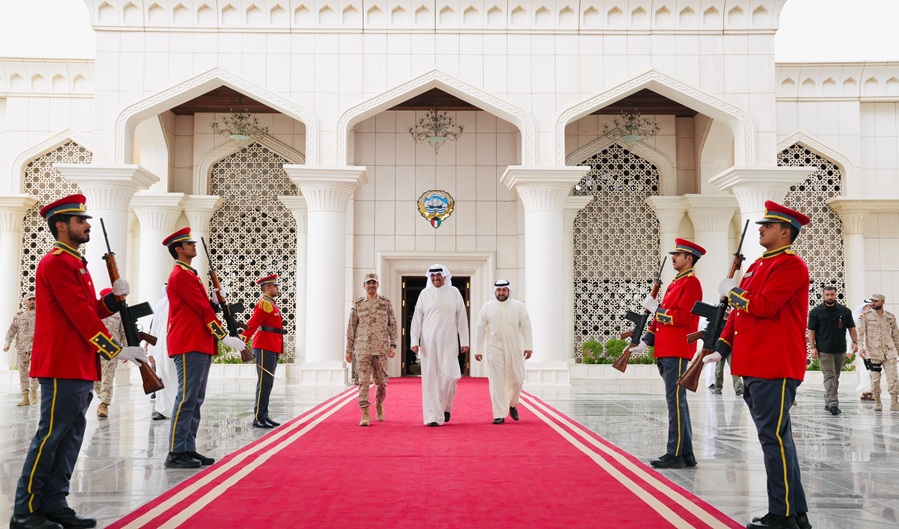وزير الدفاع يتوجه إلى الولايات المتحدة الأمريكية في زيارة رسمية وزير الدفاع يتوجه إلى الولايات المتحدة الأمريكية في زيارة رسمية