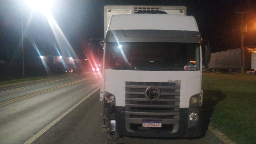 Motociclista morre em colisão contra caminhão na BR-116