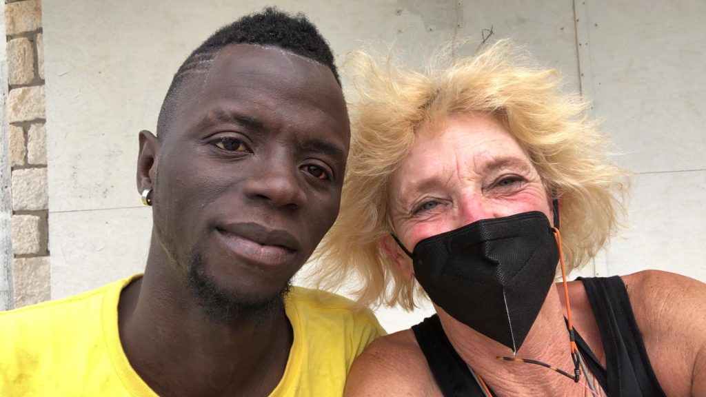 Koch en romeyn vinden dat de kaft van het boek inbreuk maakt op haar merkrecht op het woord. Schipholbrand We Are Here To Make A Life Again Together As One