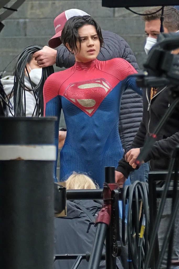 Supergirl Pics On Flash Set Show Fairly Comic Accurate Costume Plus Michael Keaton Screen Radar