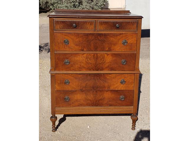The chassis is in a vintage white with subtle light brown woodgrain accents while the drawer fronts are finished in a dark brown espresso to pair perfectly with the silver. seddens com