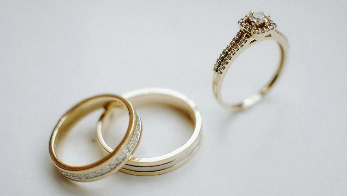 Wedding set vs engagement ring | Honestweddingadvice.com Wedding set vs engagement ring | Honestweddingadvice.com