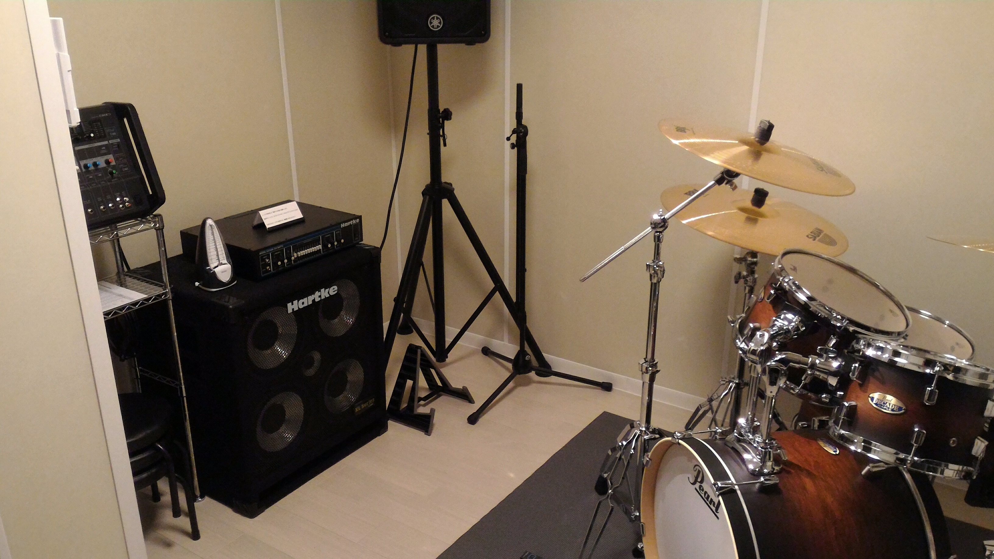 Band rock asal amerika serikat, foo fighters merilis trailer film panjang mereka yang berjudul studio 666. Studio 666 栃木県小山市の音楽スタジオ（リハスタ）