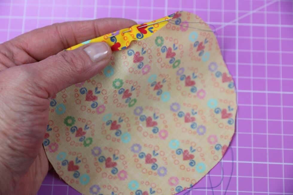 Sobald ihr genug kreise habt, könnt ihr eine blume daraus nähen: Jojo Blume Nahen Schnelle Anleitung Ohne Schablone