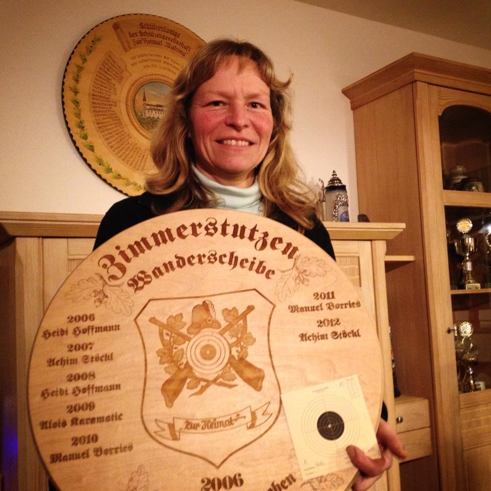 Der Zimmerstutzen liegt der Hedi, sie gewinnt die Wanderscheibe!