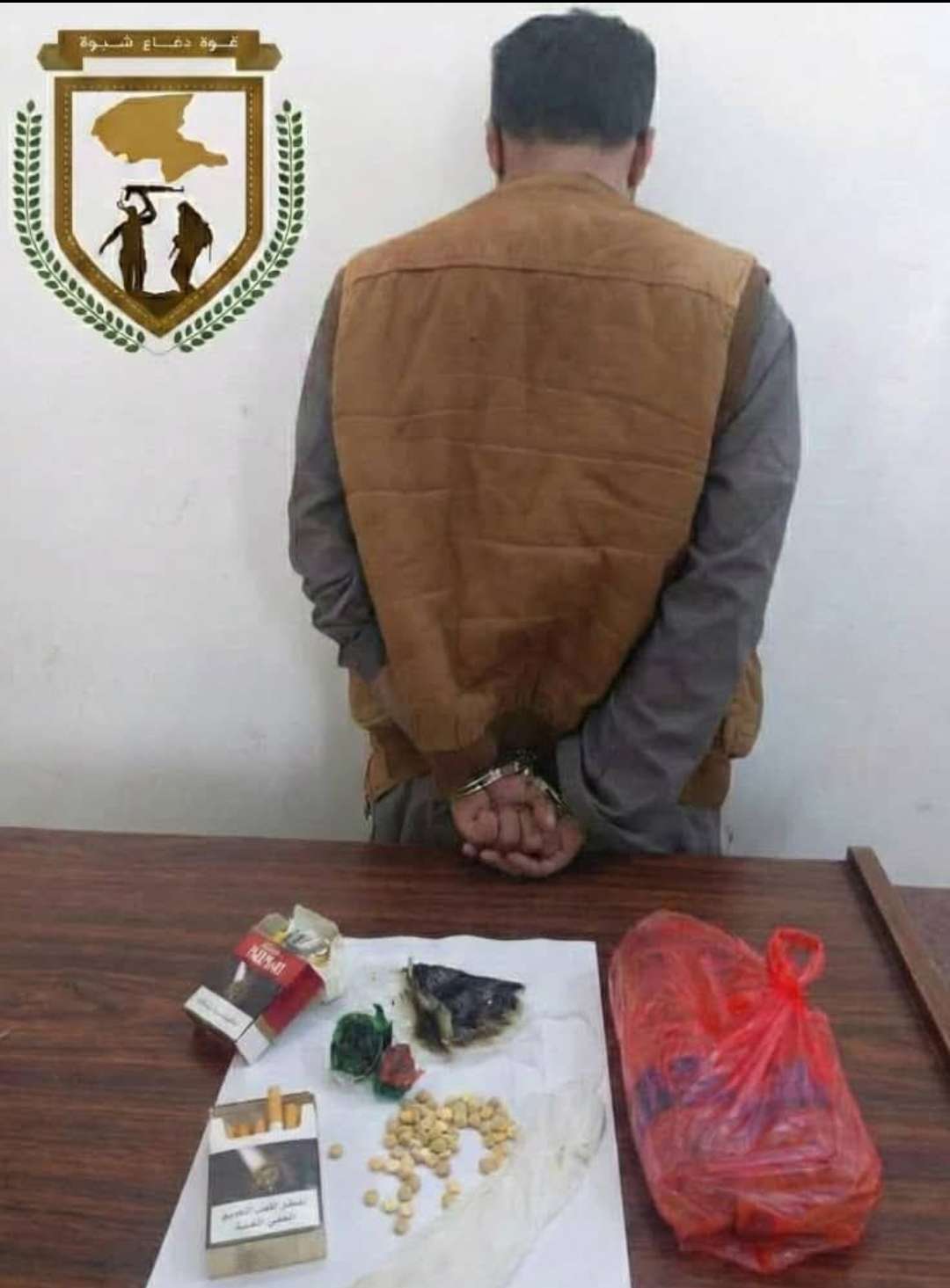 قوات دفاع شبوة تضبط شخص بحوزته كمية متنوعة من المواد المخدرة والمسكرة بأطراف مدينة عتق