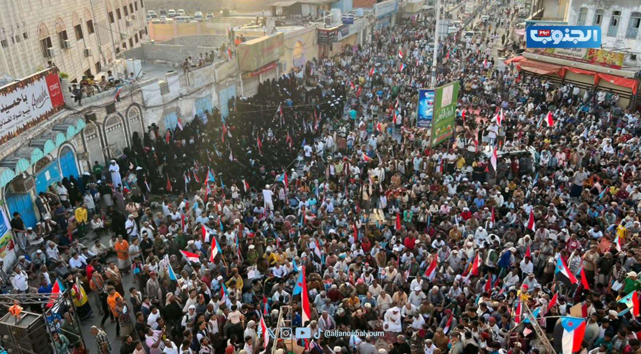 ​المكلا تجدد العهد: تظاهرة حاشدة تؤكد التمسك بالمشروع الجنوبي وتطالب بتمكين أبناء حضرموت.