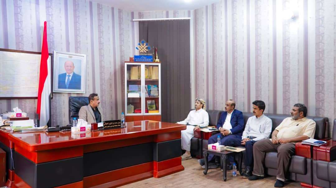 محافظ شبوة يؤكد اهمية توسيع صلاحيات السلطة المحلية، والاستفادة من مخرجات المؤتمر الوطني للادارة المحلية.