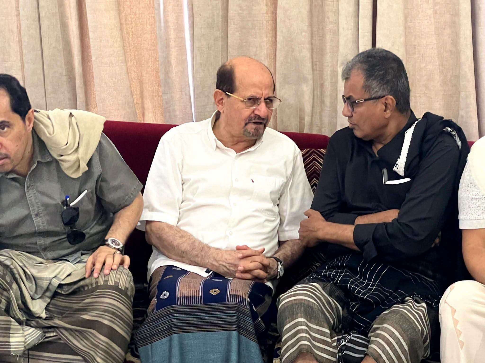 دولة رئيس الوزراء ومسؤولون يتقدمون المعزّين في وفاة والدة عدنان القلعة دولة رئيس الوزراء ومسؤولون يتقدمون المعزّين في وفاة والدة عدنان القلعة