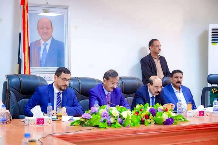 برئاسة المحافظ بن الوزير المكتب التنفيذي يقف امام عدد من التقارير ويتخذ ازءاها القرارات اللازمة