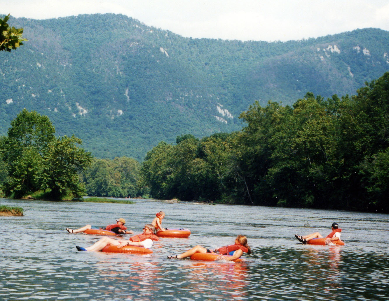 Located amongst the picturesque blue ridge mountains, yogi bear's jellystone park™ in luray, virginia offers an inspiring camping experience the whole family will enjoy. The Massanutten mountains to your left | Shenandoah River