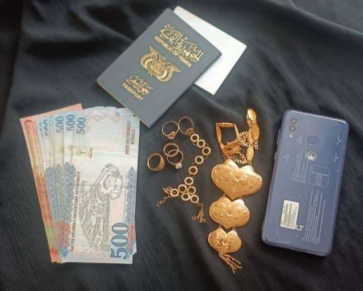 شاب من عدن يعثر على أغراض ثمينة ويطلب من صاحبها التواصل لاستعادتها شاب من عدن يعثر على أغراض ثمينة ويطلب من صاحبها التواصل لاستعادتها