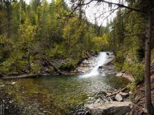 На фотографии мелкие фигурки людей, по ним проще определить масштаб. Sib Gid Shinokskie Vodopady Altajskij Kraj