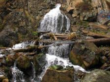 Добраться на автомобиле до села барангол, преодолеть подвесной мост у турбазы «царская охота», и левым берегом по тропе в сосновом бору пешком дойти до водопада . Sib Gid Kamyshlinskij Vodopad Respublika Altaj