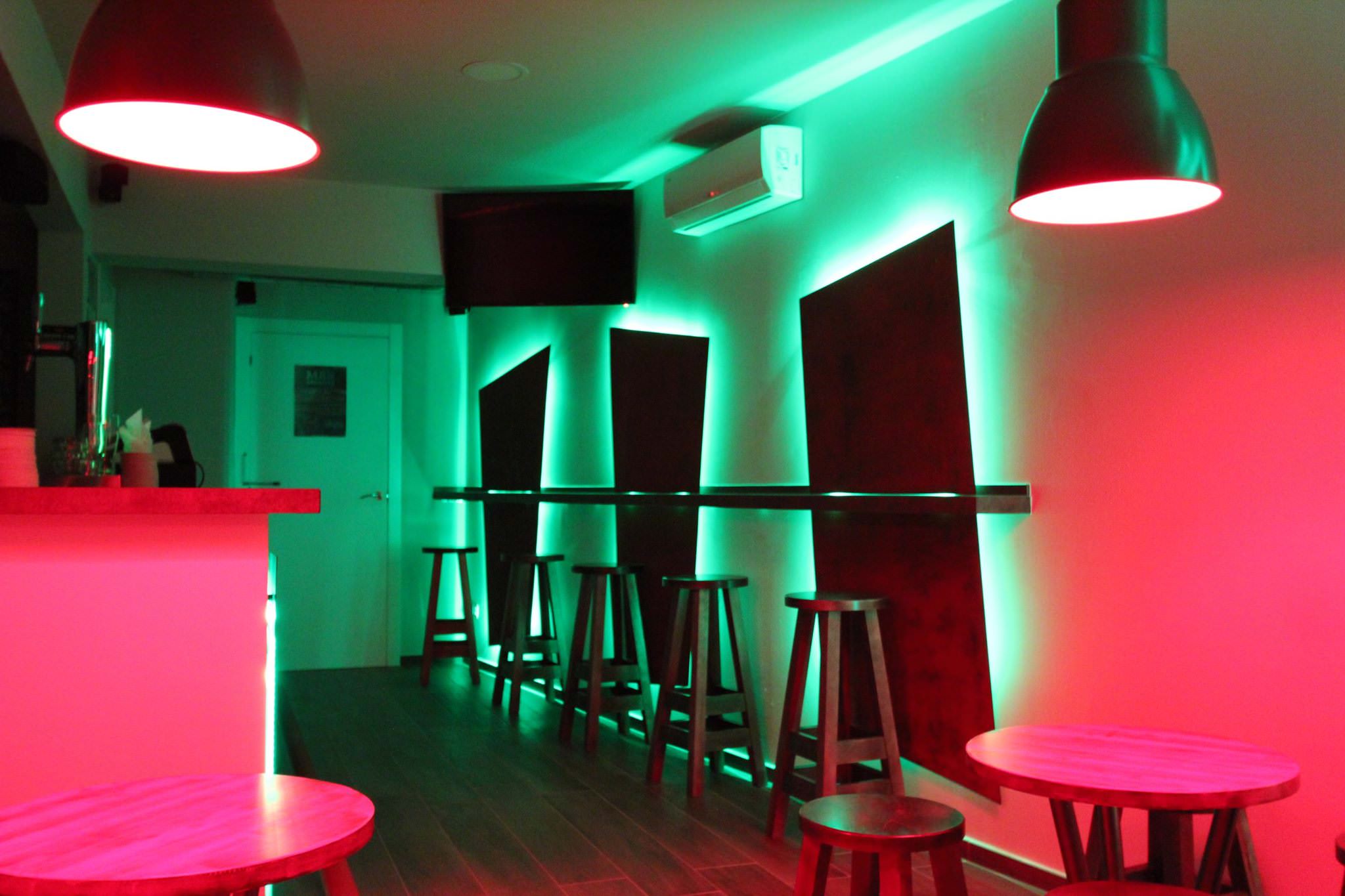 Decofilia te enseña cómo decorar una barra de bar con diferentes materiales y formatos. Proyecto Man Bar Simetric Reformes