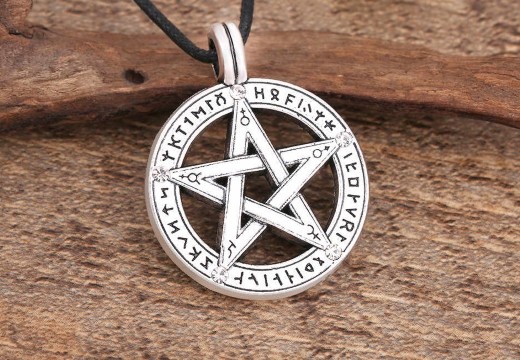 если перед дверью нарисовали звезду в круге