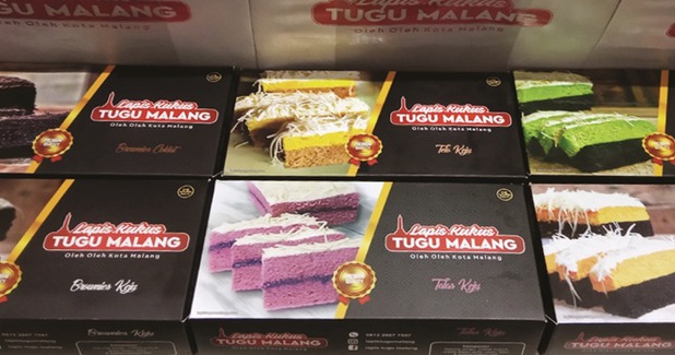 Dapatkan harga brownis amanda terbaru cek promo, cod dan ulasan produk. Review Lapis Kukus Tugu Malang Oleh Oleh Kota Malang 123ish Indonesia