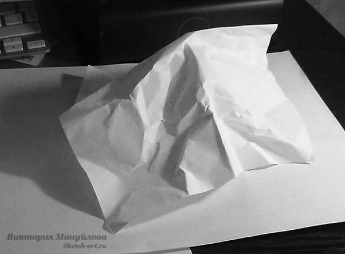 рисовать на листе бумаги карандашом